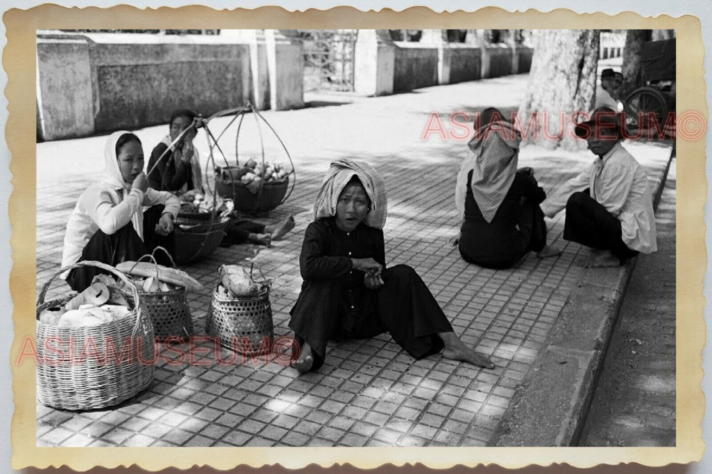 50s Vietnam War Saigon Women Man Street Scene Food Seller Boy Vintage Photo #923