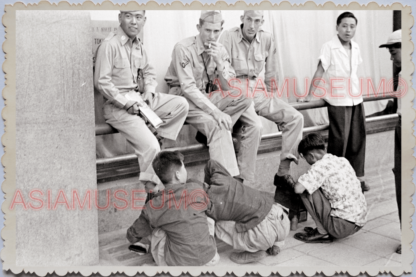 50S JAPAN TOKYO STREET SCENE AMERICAN ARMY SHOE SHINE BOY  Vintage Photo 24590