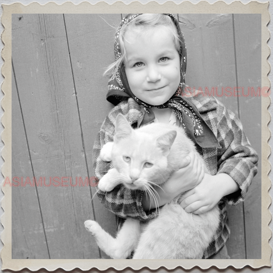 50s LAKE GENEVA WISCONSIN WALWORTH MILWAUKEE CHICAGO GIRL VINTAGE USA Photo 8569