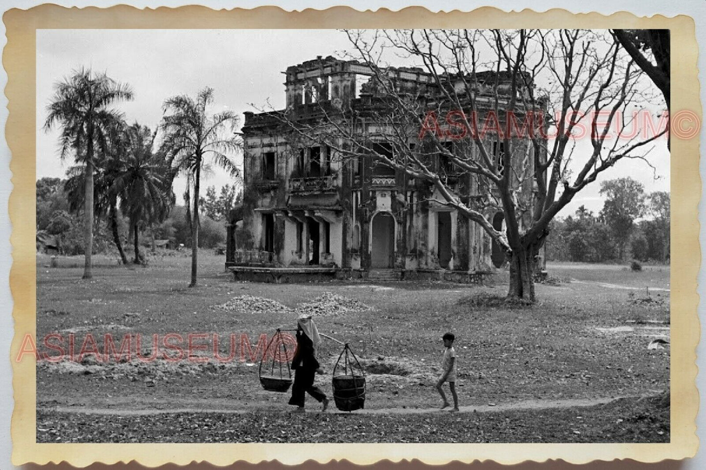 50s Vietnam SAIGON FRENCH COLONIAL HOUSE WOMEN BOY CHILDREN Vintage Photo #1699