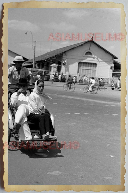 40s Vietnam War SAIGON MARKET YOUNG LADY TRISHAW STREET SCENE Vintage Photo 1216