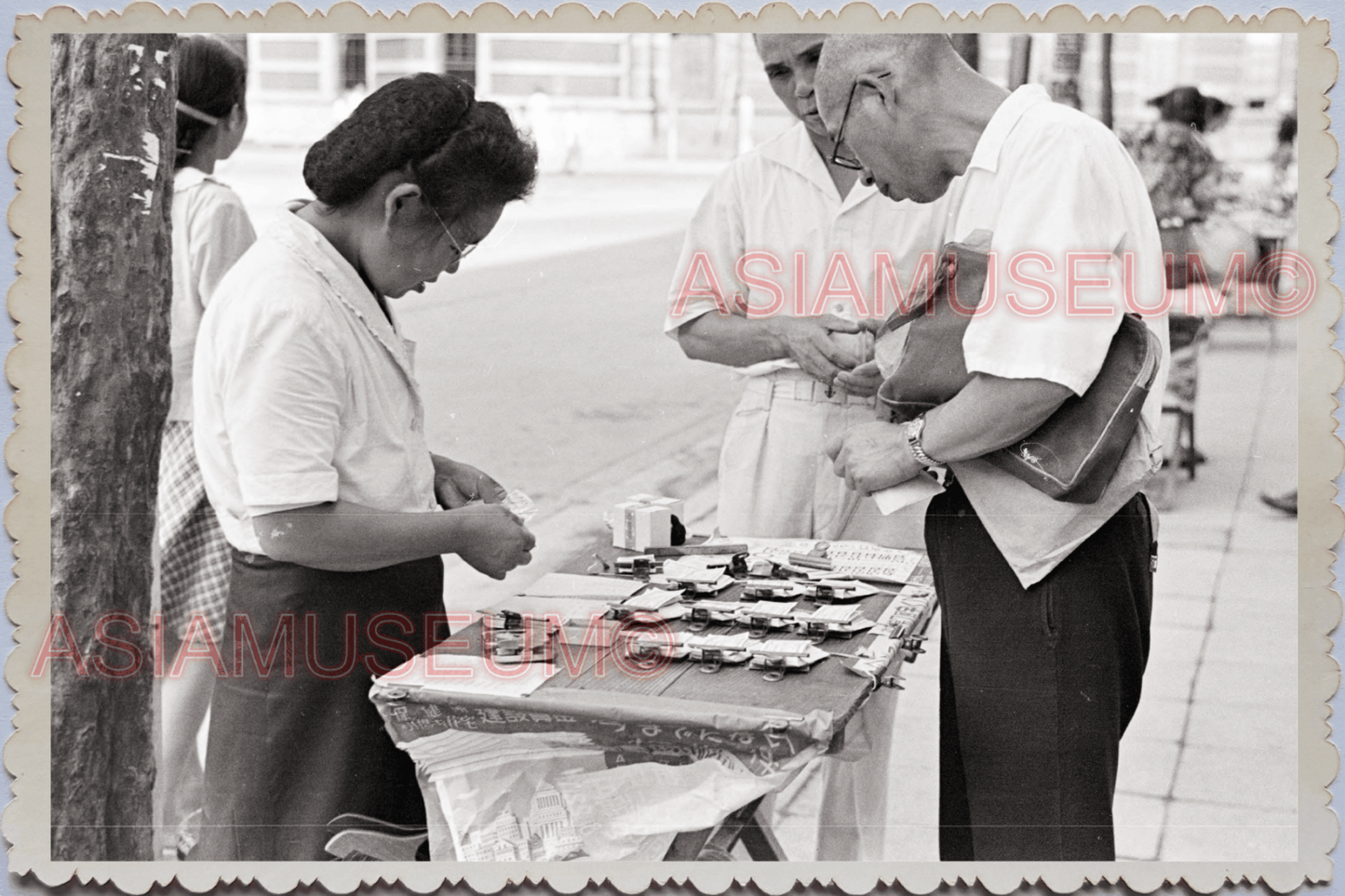 50s JAPAN TOKYO STREET SCENE SIDEWALK FOOD VENDOR SELLER MAN Vintage Photo 25020