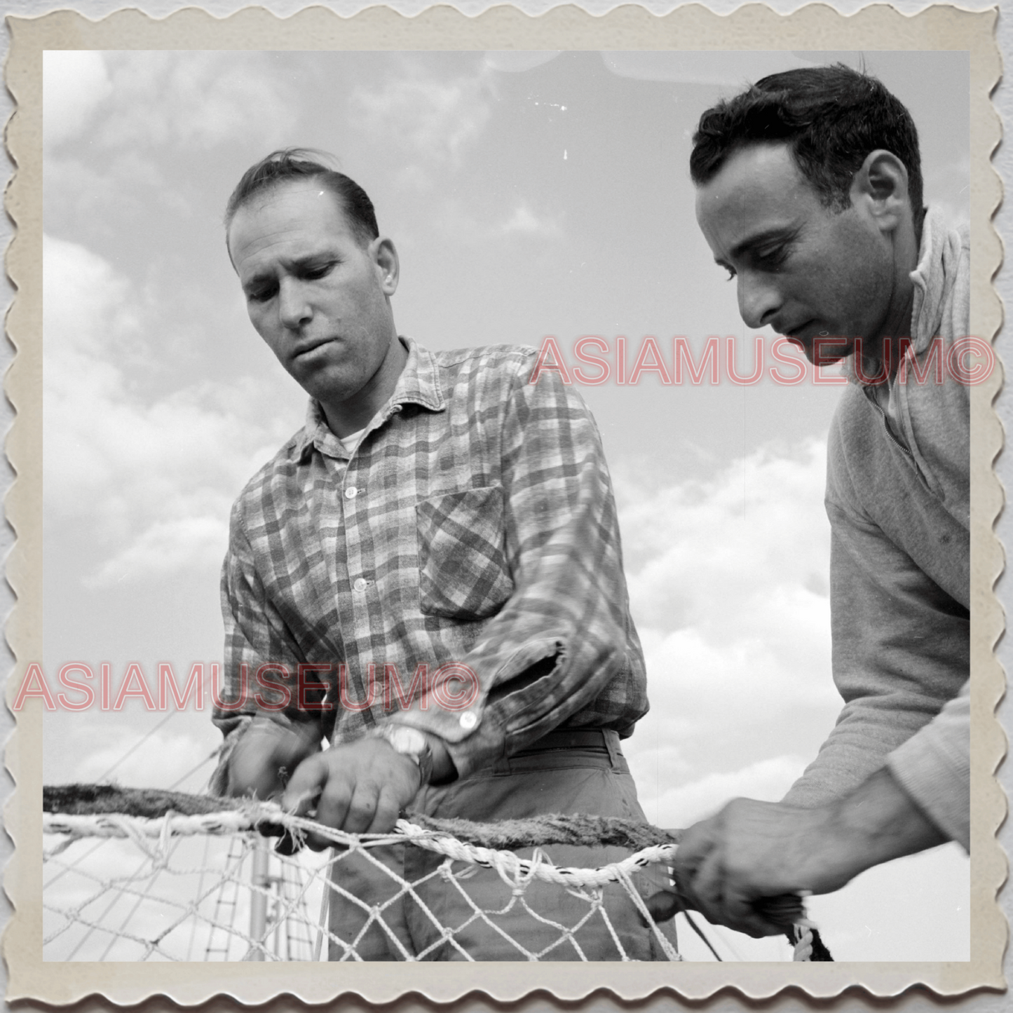 50s GLOUCESTER HARBOR ESSEX MASSACHUSETTS FISHERMAN NETS VINTAGE USA Photo 9345