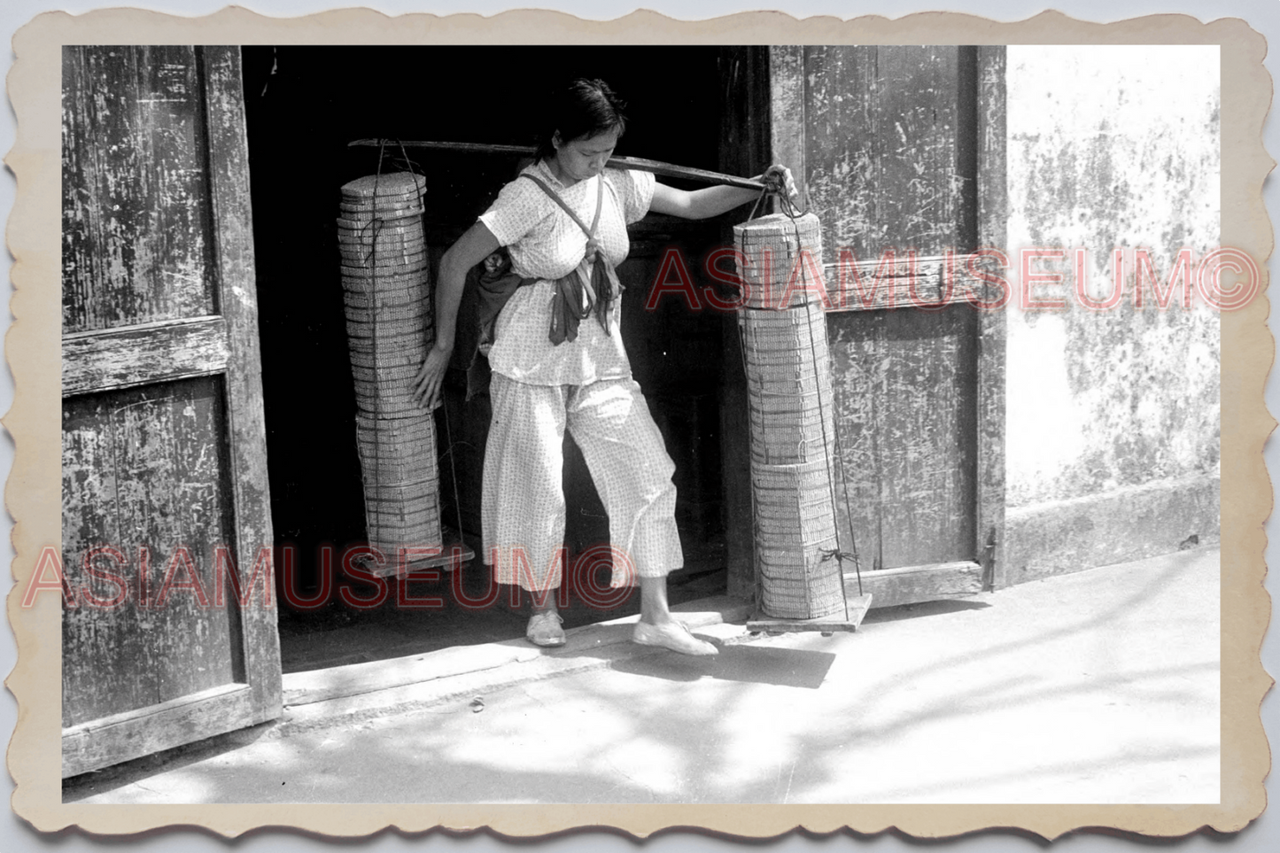 40s MACAU MACAO WOMEN LADY CARRY FIREWORK FIRECRACKER Vintage Photo 澳门旧照片 29981