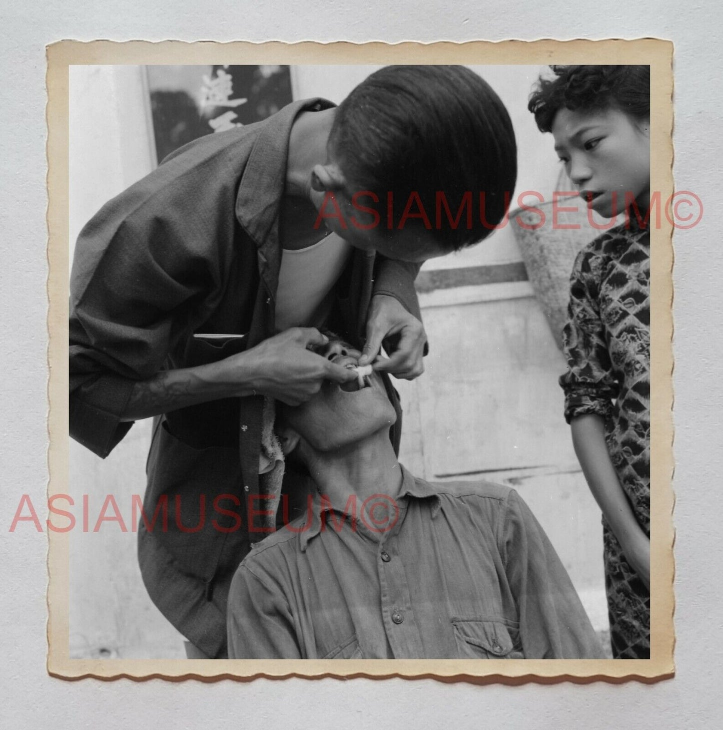 STREET DENTIST MAN WOMEN DENTAL SCENE B&W Vintage Hong Kong Photo 27322 香港旧照片