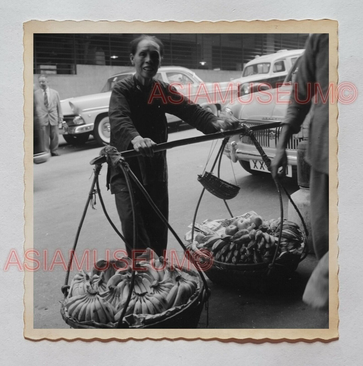 Street Vendor Women Old Lady Banana Basket Central Hong Kong Photo 香港旧照片 28908