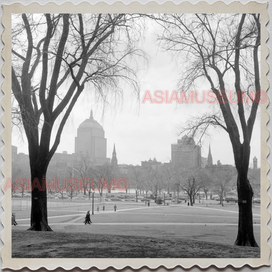 50s BOSTON MASSACHUSETTS NEW ENGLAND PEOPLE COMMON PARK VINTAGE USA Photo 10334