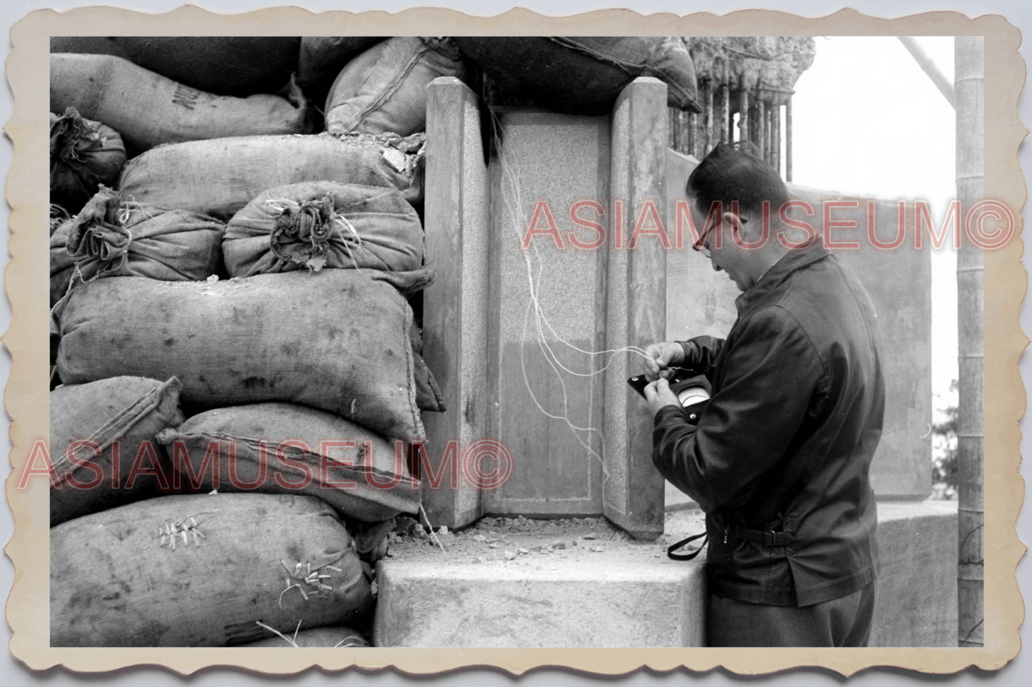 40s MACAU MACAO PORTUGUESE OFFICER EXPLOSIVE DEMOLISH Vintage Photo 澳门旧照片 30011