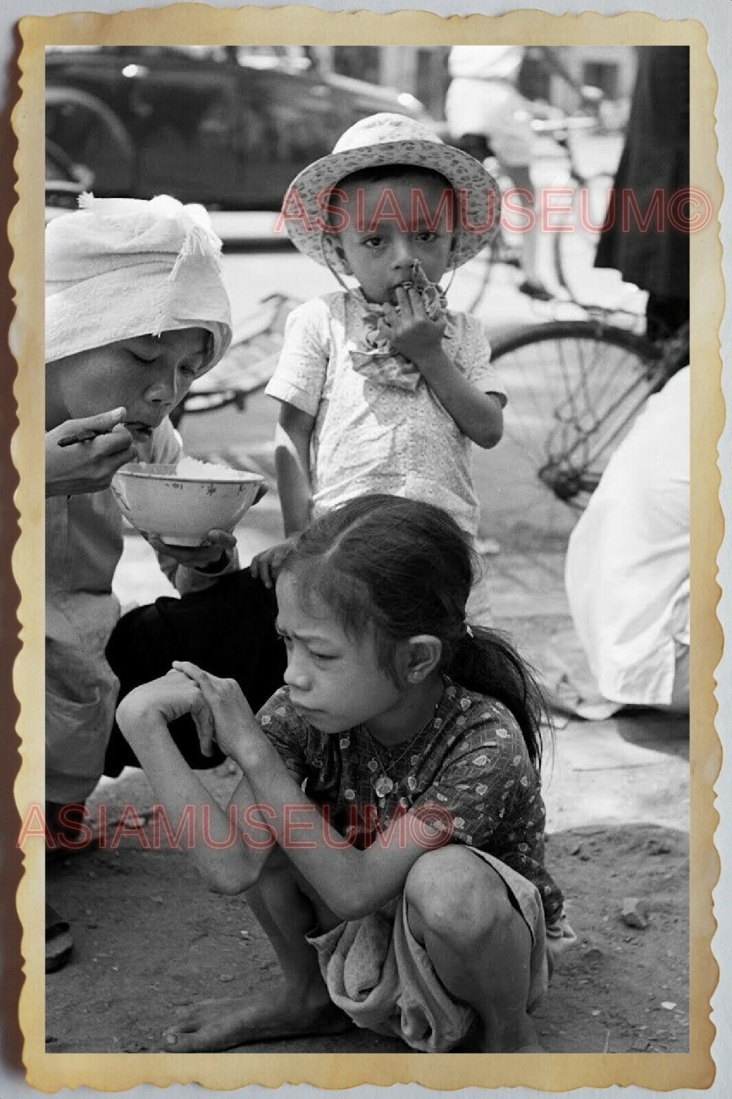 50s Vietnam SAIGON STREET SCENE CHILDREN BOY GIRL WOMEN EATING Vintage Photo 939