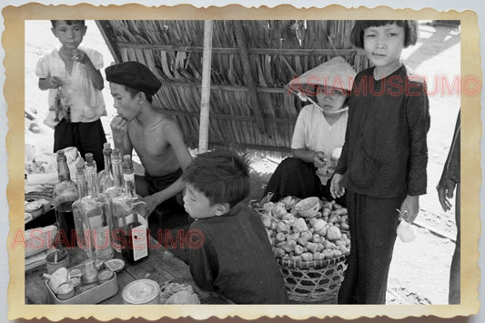 50s Vietnam SAIGON STREET SCENE MARKET LADY FOOD FRUIT OLD Vintage Photo 1381