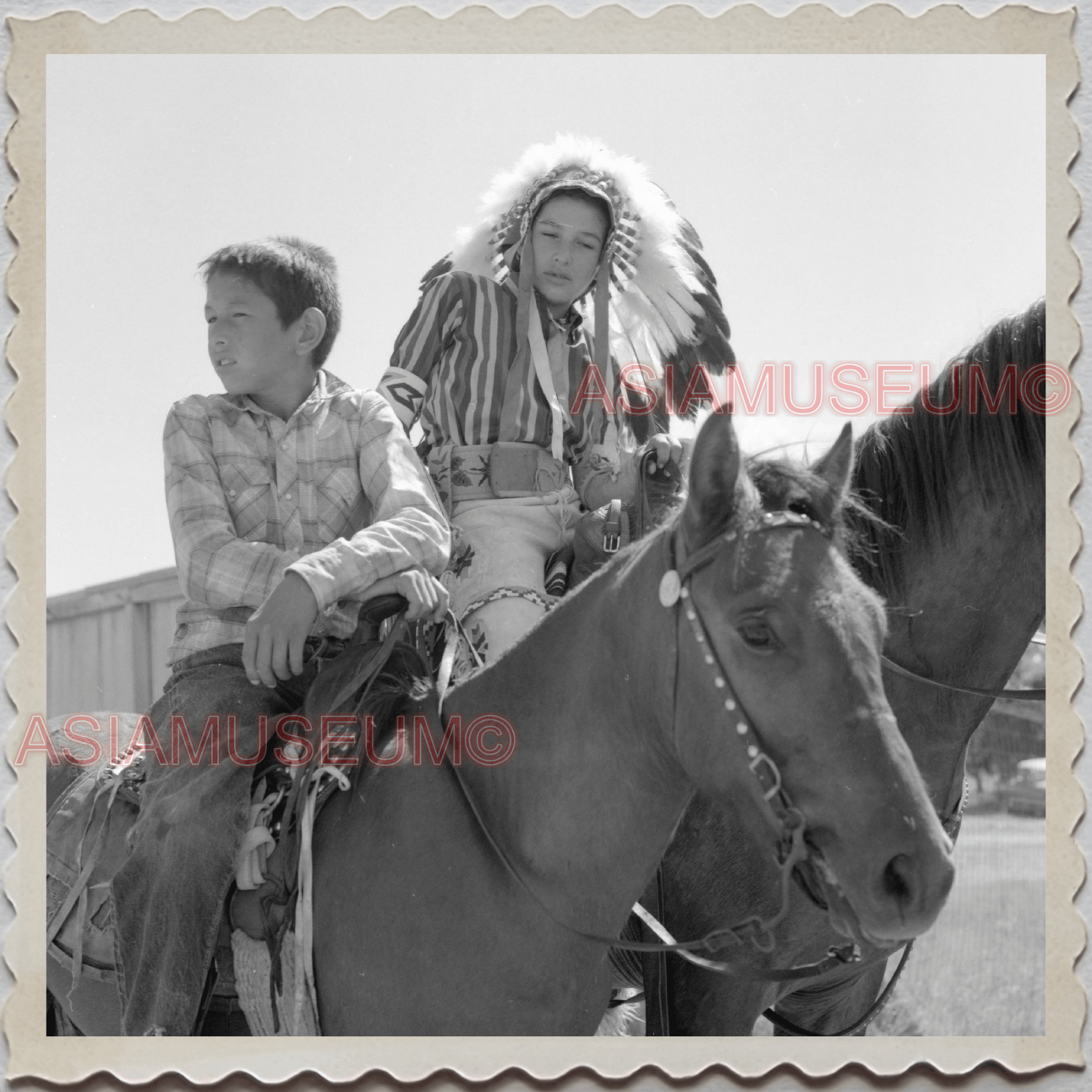 50s CROW TRIBE BIG HORN COUNTY MONTANA AGENCY PARADE BOY VINTAGE USA Photo 9828