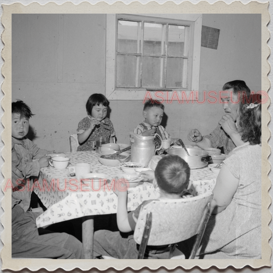 50s UTQIAGVIK NORTH SLOPE BARROW ALASKA FAMILY EATING VINTAGE USA Photo 10215