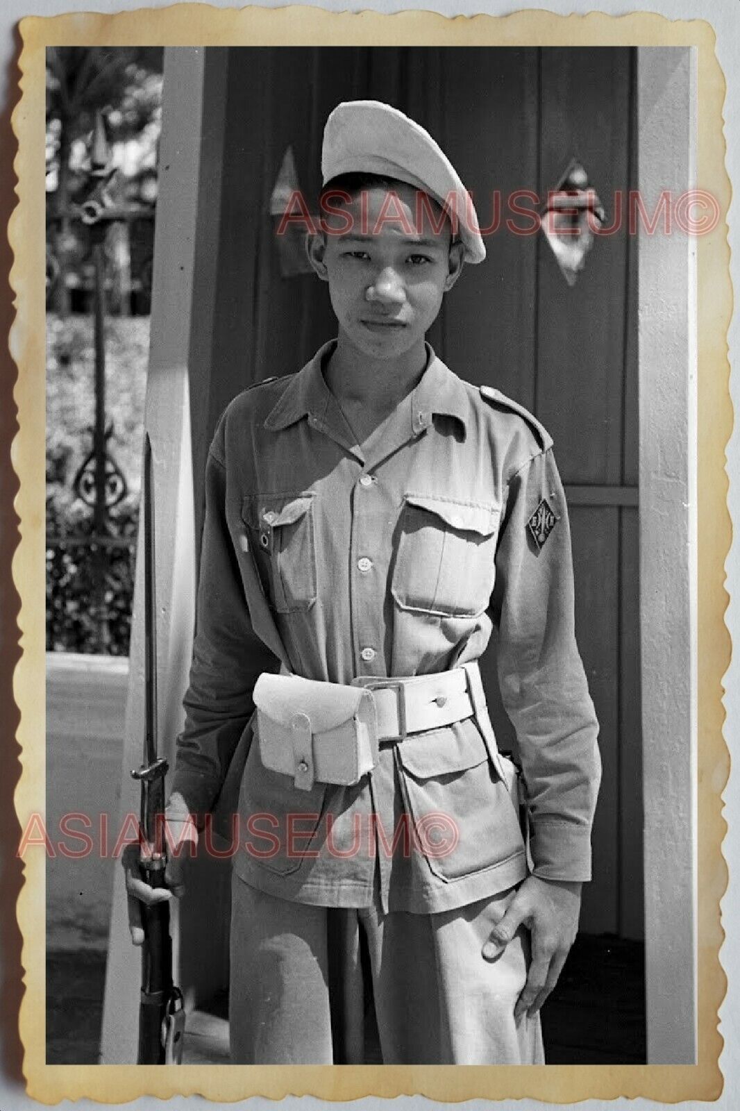 40s Vietnam War SAIGON YOUNG MAN ARMY GATE GUARD GUN PORTRAIT Vintage Photo 1258