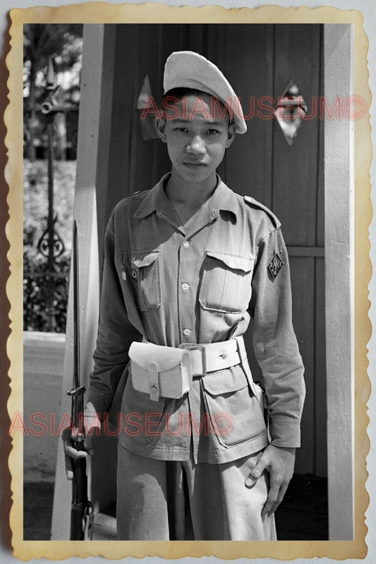 40s Vietnam War SAIGON YOUNG MAN ARMY GATE GUARD GUN PORTRAIT Vintage Photo 1258