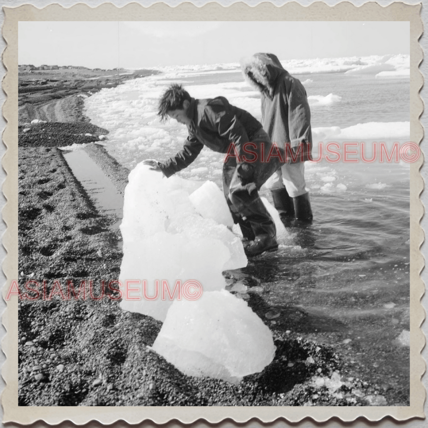 50s UTQIAGVIK NORTH SLOPE BARROW ALASKA BOYS ICE PLAY VINTAGE USA Photo 10215