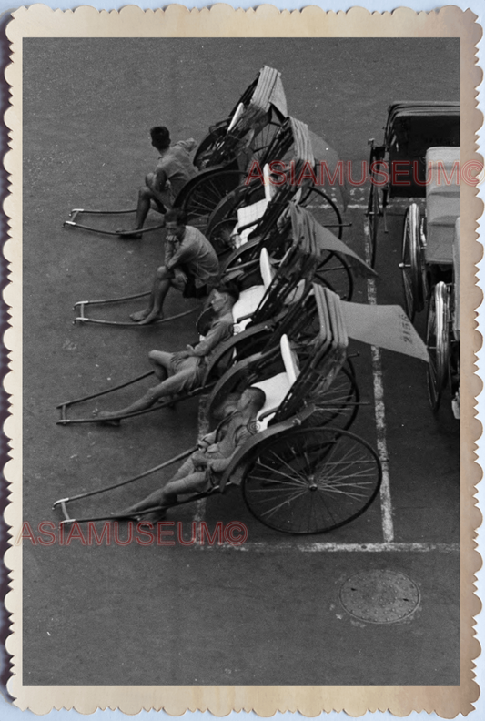 WW2 STREET SCENE RICKSHAW PULLER MAN RESTING ROAD VINTAGE SINGAPORE PHOTO 17585