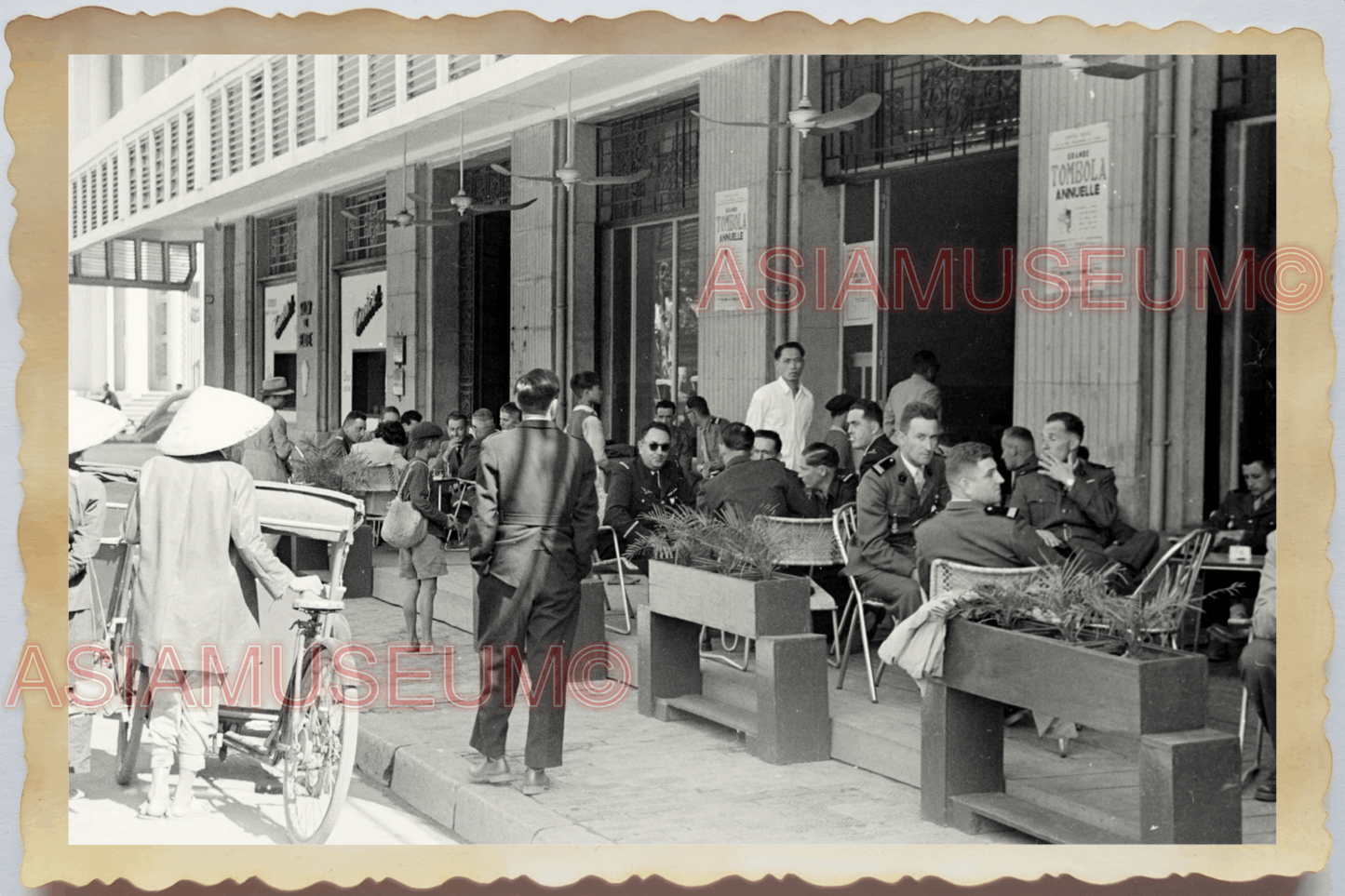 40s WW2 Vietnam HANOI FRENCH MEN CAFE STREET SCENE SHOP SUIT Vintage Photo 25822