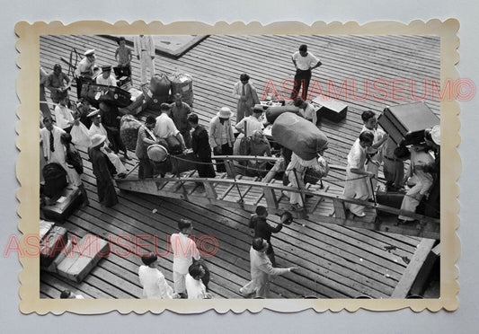 HARBOR COOLIE CARRY LUGGAGE SHIP BOAT  B&W VINTAGE Hong Kong Photo 16320 香港旧照片