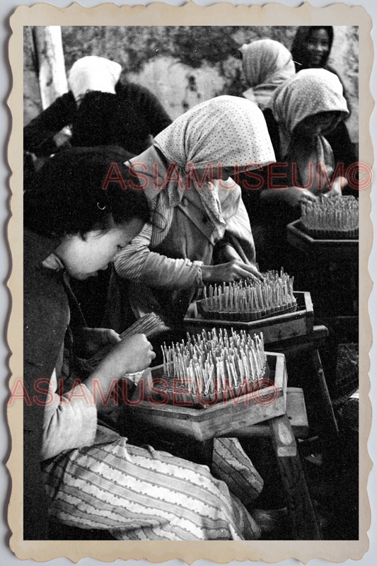 40s MACAU MACAO WOMEN LADY STACK FIREWORK FIRECRACKER  Vintage Photo 澳门旧照片 26692