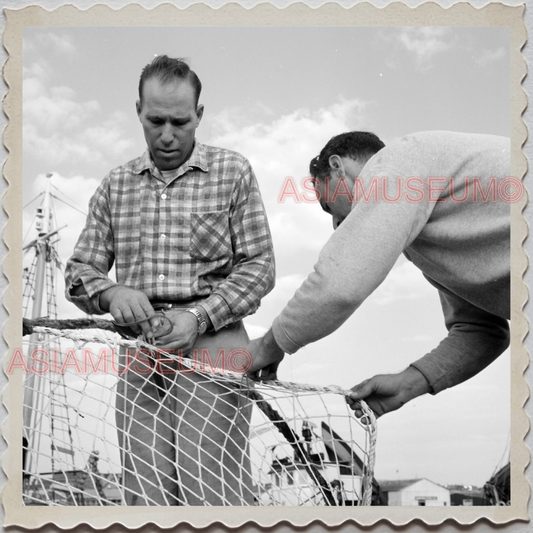 50s GLOUCESTER HARBOR ESSEX MASSACHUSETTS FISHERMAN NETS VINTAGE USA Photo 9410