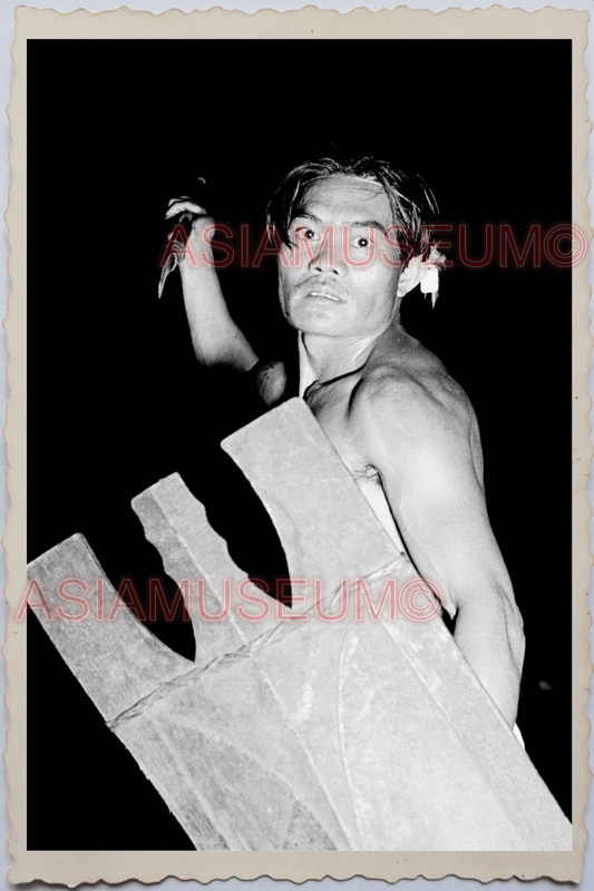 50s PHILIPPINES TRIBE MAN HUNTING WEAPON SPEAR SHIELD TATTOO Vintage Photo 24333