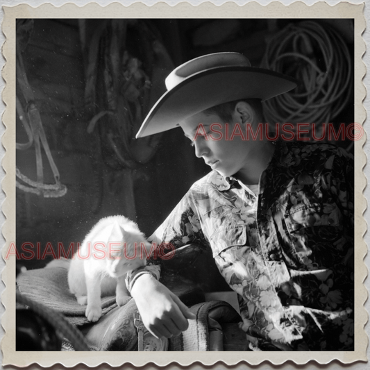 50s AUGUSTA KRONE RANCH COWBOY BOY CAT BARN VINTAGE OLD USA AMERICA Photo S9426