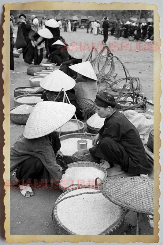 40s Vietnam War SAIGON WOMEN MARKET STRAW HAT VENDOR FOOD B&W Vintage Photo 1245