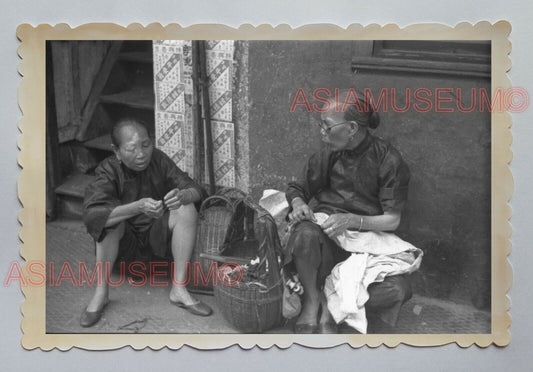 40's WOMEN LADY SIDE STREET SEWING STALL VINTAGE B&W Hong Kong Photo 04925 香港旧照片