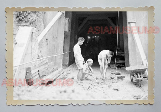 WW2 WAR ANTI JAPANESE BUNKER SHELTER WORKER VINTAGE Hong Kong Photo 18292 香港旧照片