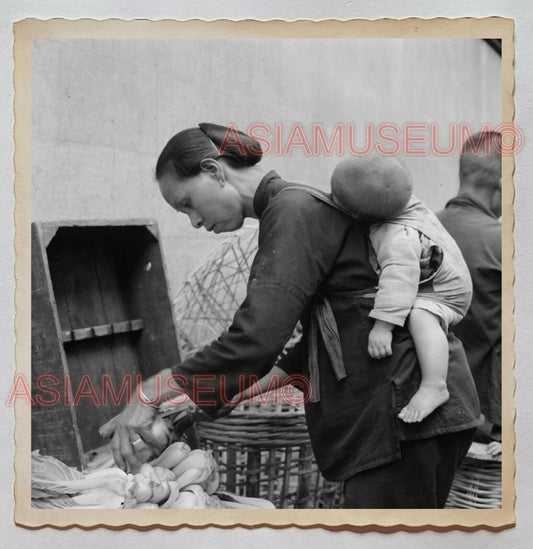 Women Baby Market Seller Produce Vendor old  Vintage Hong Kong Photo 香港旧照片 28489