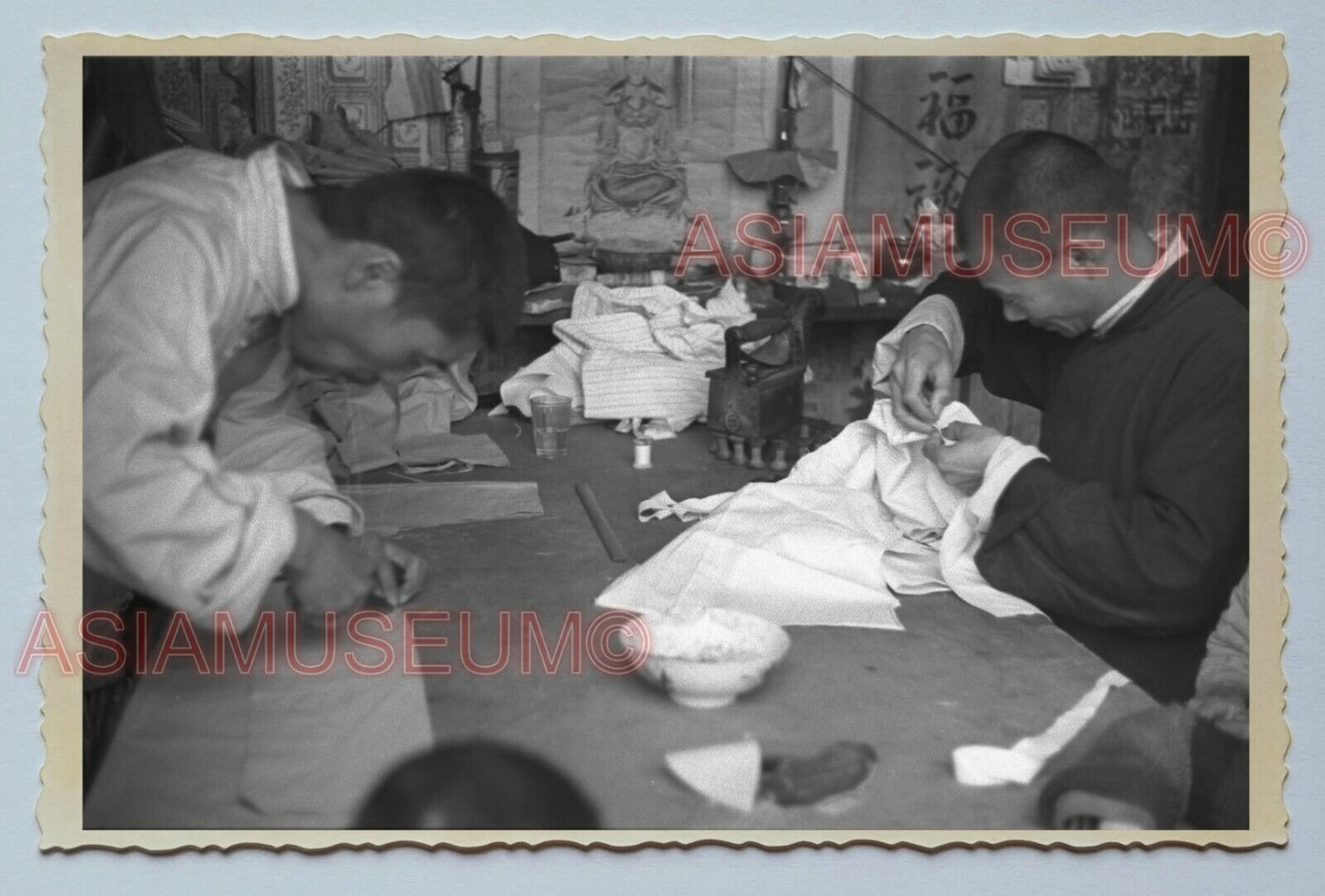 1940s MAN TAILOR SEWING CLOTHES B&W Vintage China Shanghai Photo #3289 中国上海老照片