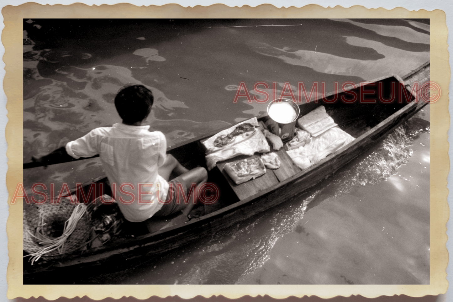 50s THAILAND BANGKOK FLOATING MARKET BOAT MAN SELL MEAT FOOD Vintage Photo 28218