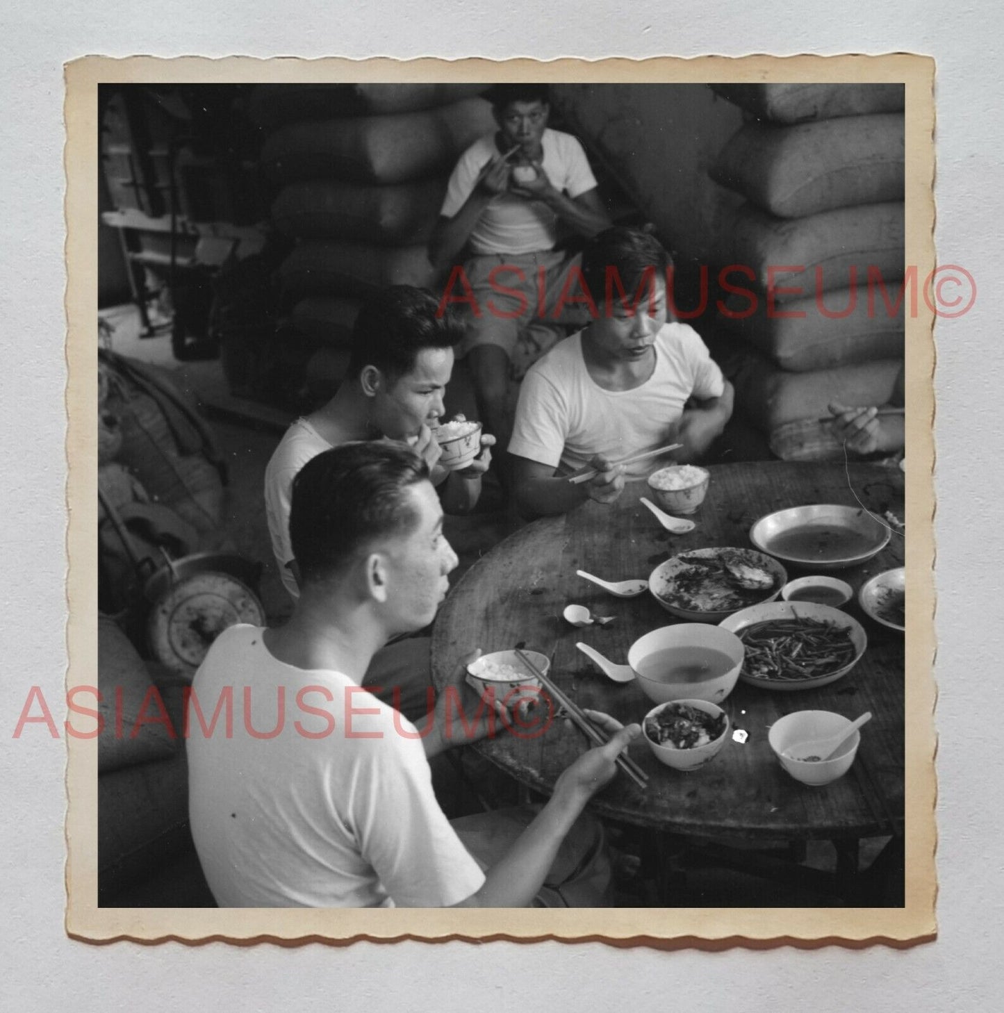 MAN GODOWN COOLIE WORKER FOOD MEAL LUNCH B&W Vintage Hong Kong Photo 27228 香港旧照片