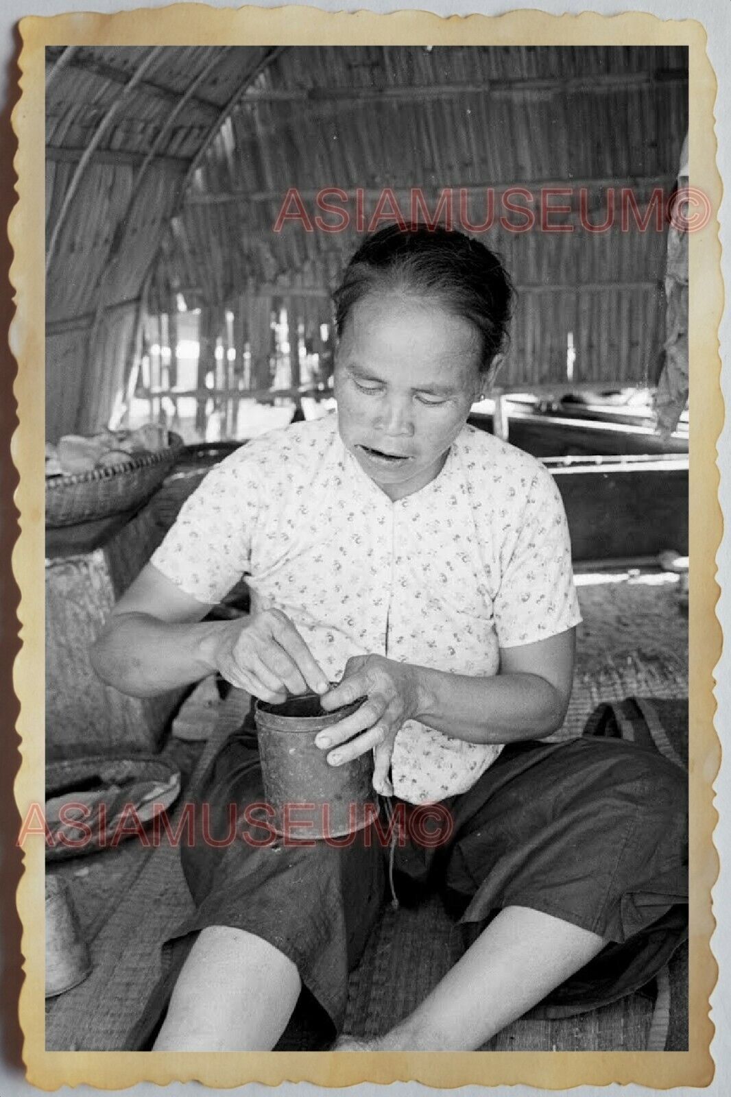 50s Vietnam SAIGON BOAT HOUSE WOMEN PORTRAIT FOOD VENDOR WAR Vintage Photo 971