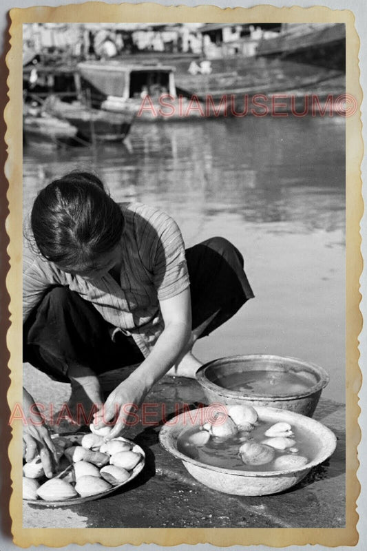 40s Vietnam War WOMEN YOUNG LADY PIER BOAT SHIP COOKING CLAM Vintage Photo 1183