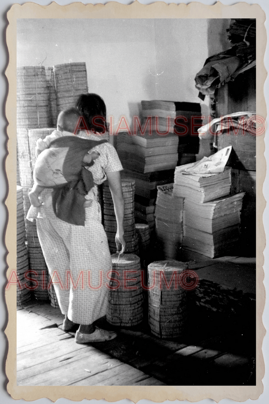 40s MACAU MACAO LADY CARRY BABY FIRECRACKER FACTORY  Vintage Photo 澳门旧照片 27062