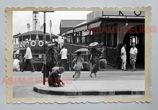 KOWLOON FERRY TERMINAL WOMEN BOY BASKET B&W VINTAGE HONG KONG Photo 23525 香港旧照片