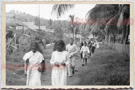 50s PHILIPPINES WOMEN CHURCH CHAPEL NUN MAN CHILDREN VILLAGE Vintage Photo 29903