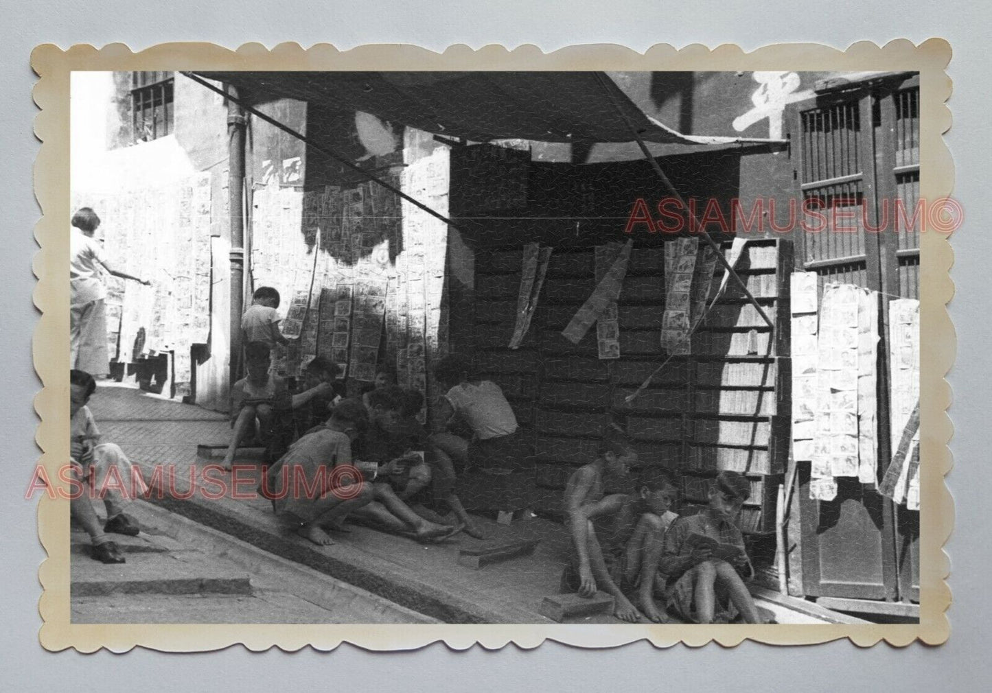 1940s CENTRAL STEP STREET CHILDREN BOY PLAY VINTAGE HONG KONG Photo 04007 香港旧照片