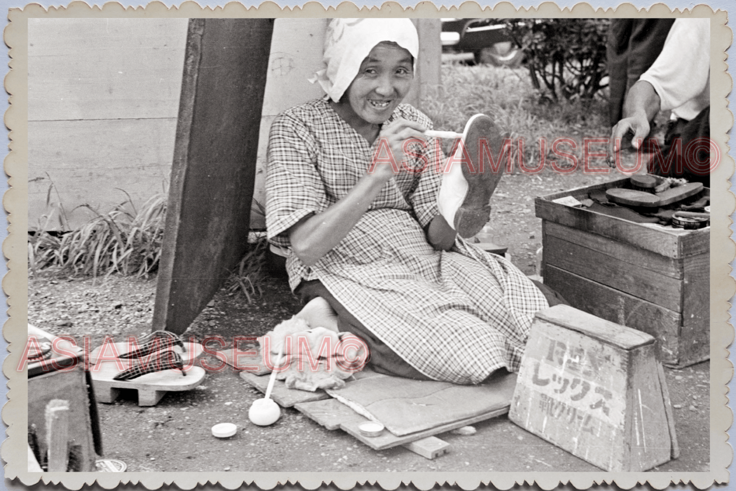 WW2 JAPAN TOKYO STREET SCENE WOMEN SHOE POLISHING SIDEWALK Vintage Photo 24492