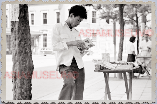 50s JAPAN TOKYO STREET SCENE BOOK VENDOR SELLER SIDEWALK  Vintage Photo 24842