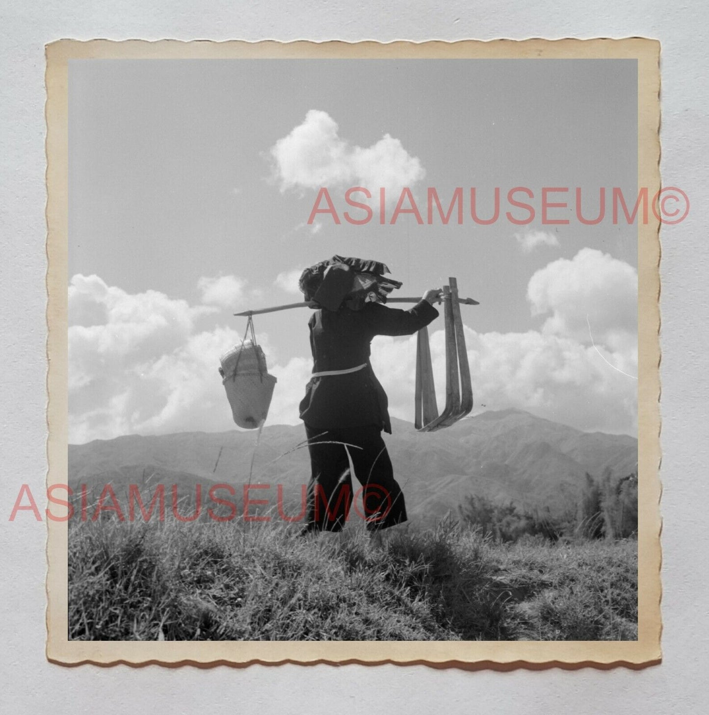 WOMEN LADY TAI O FARMER VILLAGE MOUNTAIN B&W Vintage Hong Kong Photo 27552 香港旧照片