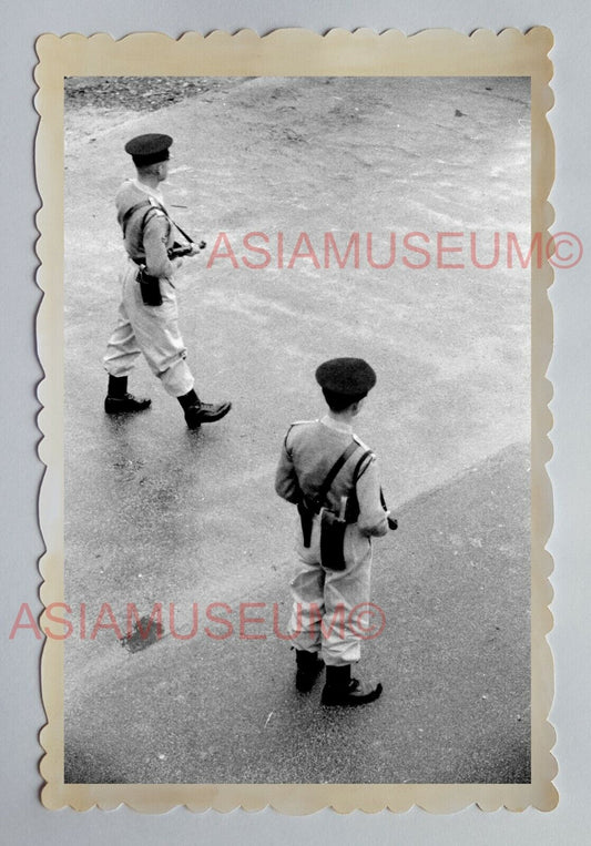 ARMY SOLDIER POLICE GUARD STREET GUN CHINESE Vintage HONG KONG Photo 23248 香港旧照片