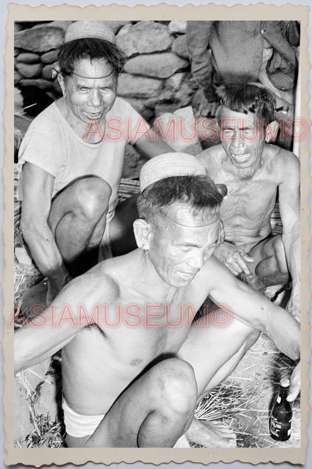 50s PHILIPPINES TRIBE CAVEMAN HOUSE SMILING WEAPON HUNTING VINTAGE Photo 24117