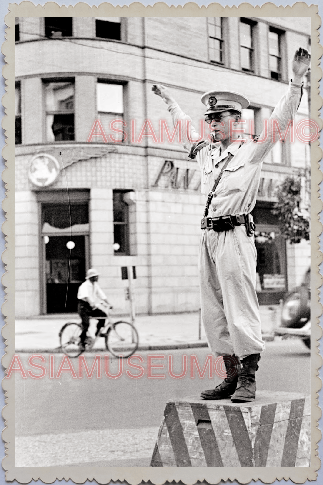 40s WW2 JAPAN TOKYO TRAFFIC POLICE BUSY STREET SCENE CAR UNIFORM Old Photo 25848