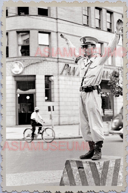 40s WW2 JAPAN TOKYO TRAFFIC POLICE BUSY STREET SCENE CAR UNIFORM Old Photo 25848