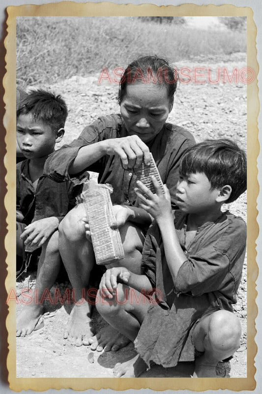 50s Vietnam SAIGON STREET SCENE WOMEN LADY COOK FOOD CHILDREN  Vintage Photo 368