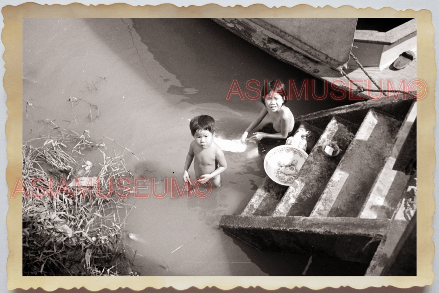 50s THAILAND BANGKOK RIVERSIDE BOAT HOUSE CHILDREN BOYS PLAY Vintage Photo 28526