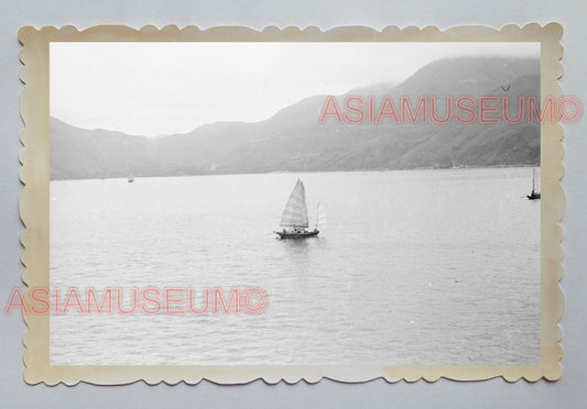 HILL BOAT HOUSE CHINESE JUNK SAIL SHIP B&W VINTAGE HONG KONG Photo 29333 香港旧照片