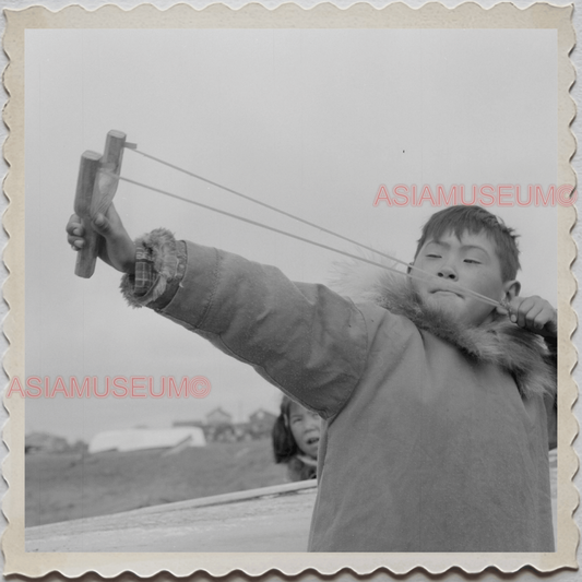 50s UTQIAGVIK NORTH SLOPE BARROW ALASKA ARCTIC BOY SLINGSHOT OLD USA Photo 8224